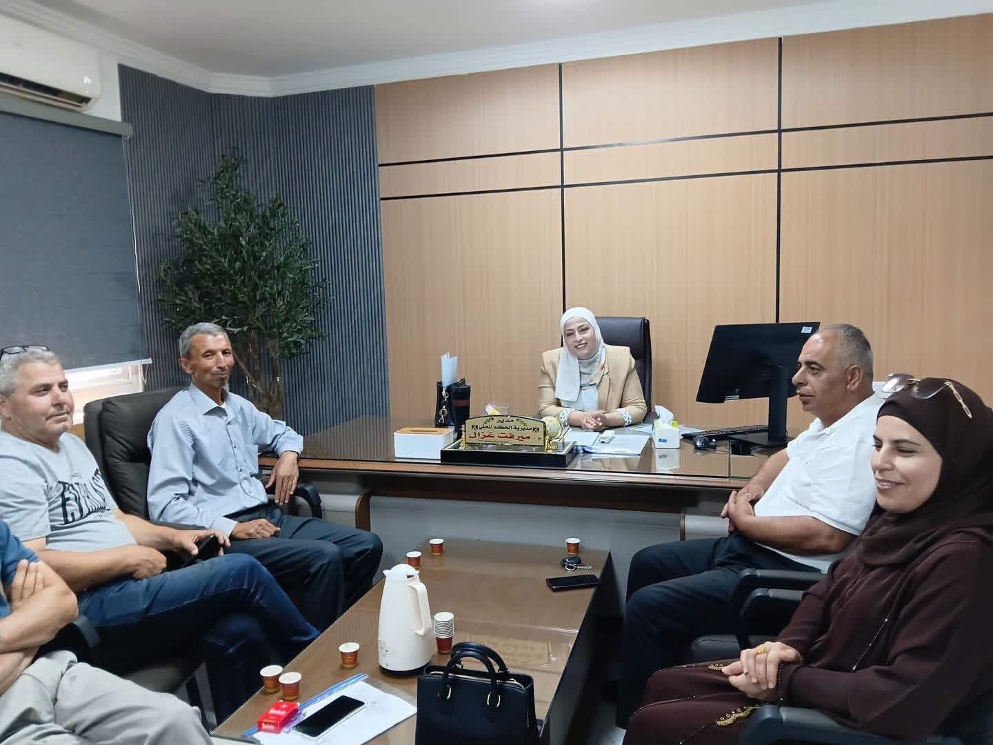 اجتماع م.ميرفت غزال في مكتبها مع مجلس قروي طورة لمتاقشة عدة قضايا تخص البلدة من مشاريع ومناقشة امور مالية وادارية في المجلس 
